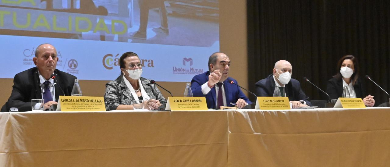 La intervención de Lorenzo Amor -en el centro de la fotografía- fue la parte más destacada de la jornada celebrada en las instalaciones de la Cámara.