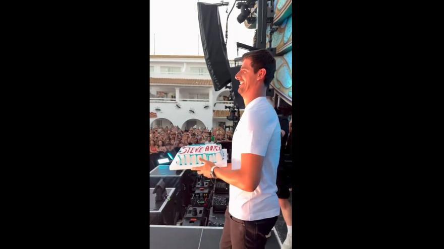 De portero del Real Madrid a lanzar tartas en una discoteca: así se divierte Courtois en Ibiza