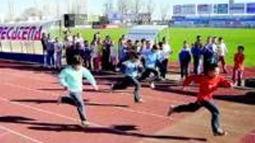 Las miniolimpiadas de Villanueva reúnen a 300 niños de 8 a 11 años
