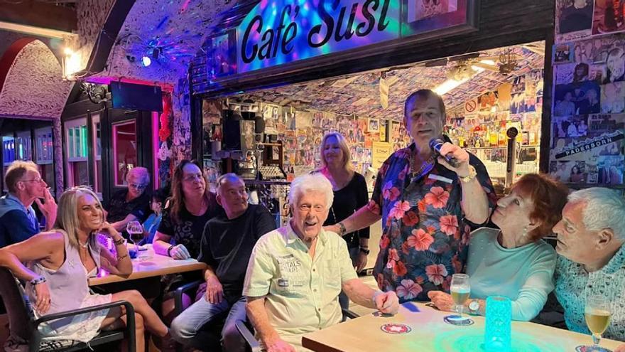 Un alemán ahorraba cuatro euros al día para volver a Gran Canaria y, tras 53 años viajando, celebró su último cumpleaños en la Isla