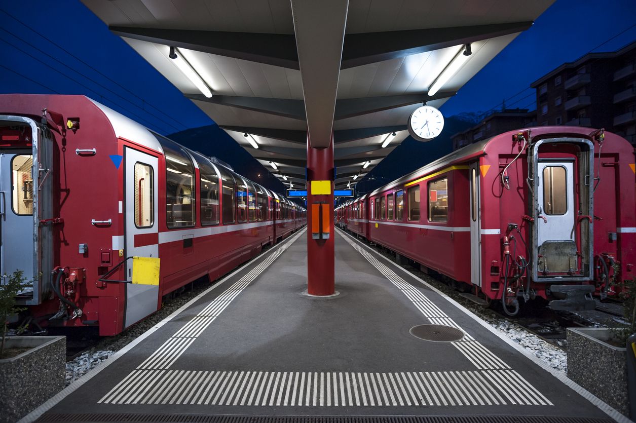 Trenes a la espera en el anden
