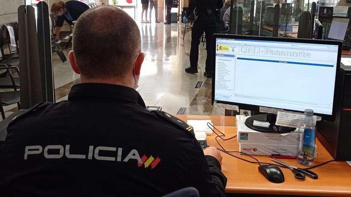 Expedición de pasaportes y DNI en la comisaría.
