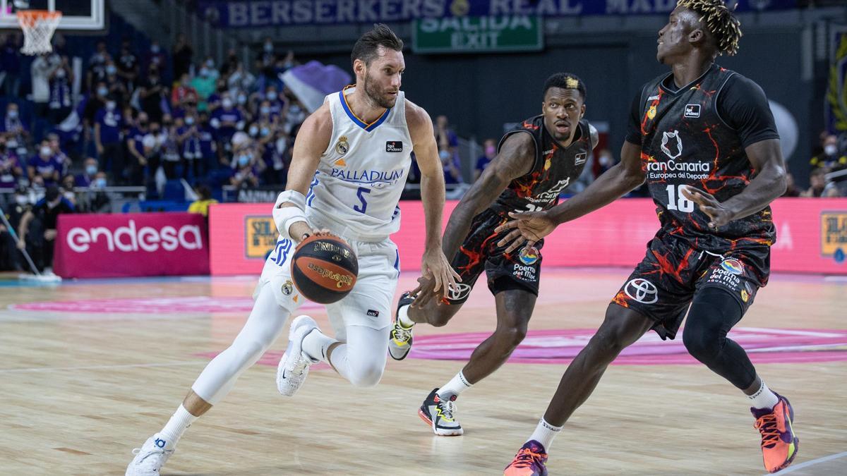 El escolta del Real Madrid, Rudy Fernandez (i) ante el pívot senegalés Khalifa Diop (d) del Herbalife Gran Canaria.