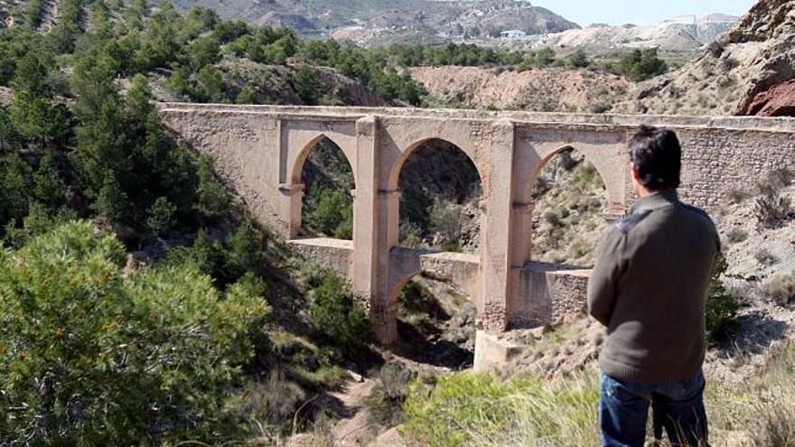 El espectacular Puente de los Cinco Ojos se puede ver seriamente afectado por las obras de construcción del tren de alta velocidad en la provincia