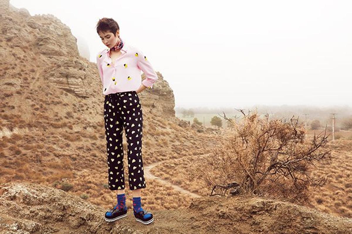 Camisa y pantalón con estampado de corazones