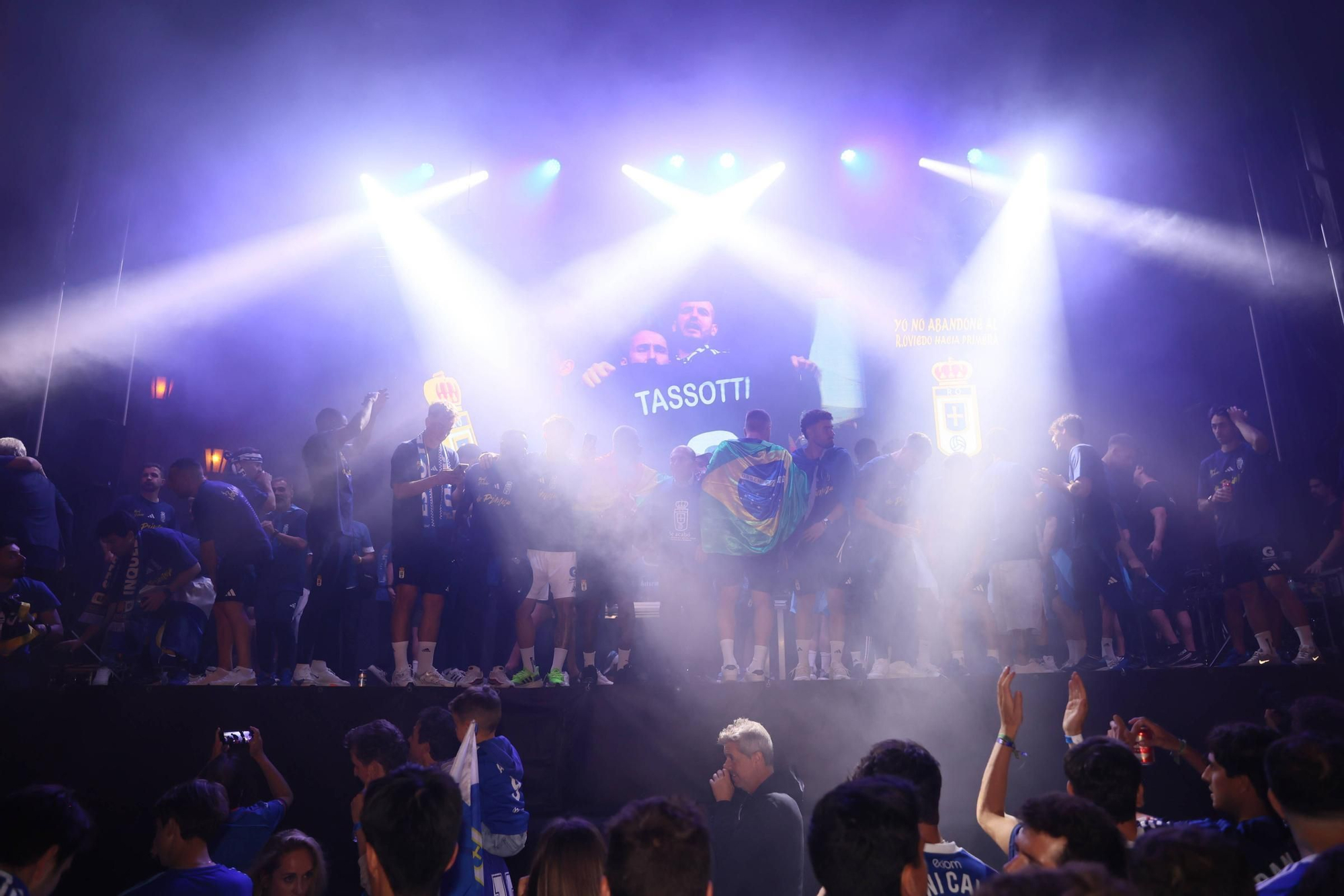 EN IMÁGENES | Así se celebró el ascenso del Oviedo a Primera: la afición estalla en una noche histórica