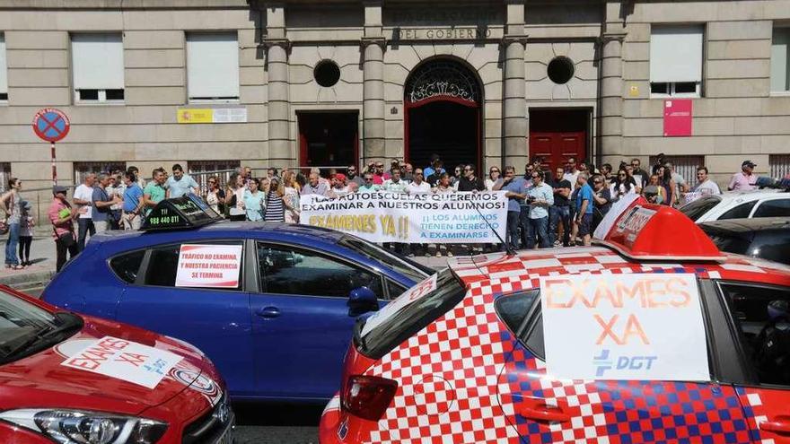 Protesta del colectivo de autoescuelas en Ourense contra el paro de examinadores en julio. // Jesús Regal