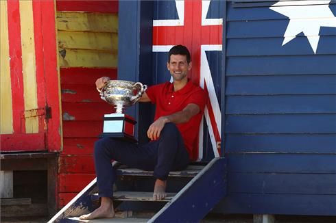 Djokovic, con su trofeo, en una caseta de playa en Melbourne.