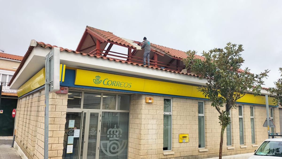 El viento provocó el desprendimiento de parte de la techumbre de correos