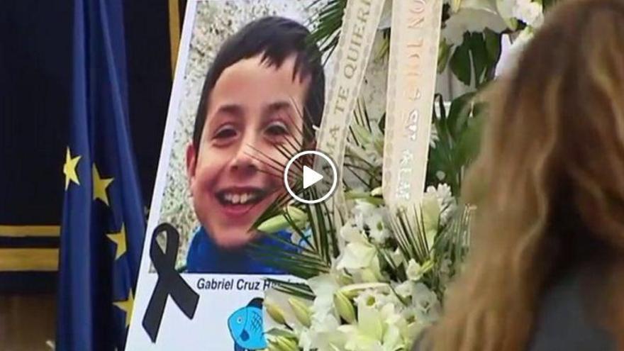 Cientos de personas en la capilla ardiente de Gabriel, tras velarlo a solas sus padres