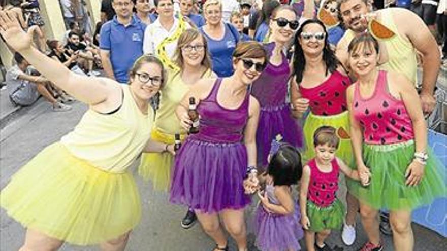 La música y las peñas marcan el ritmo de Sant Pere en el Grao