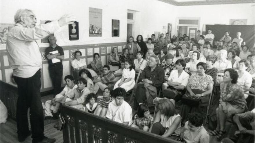 Agustín García Calvo imparte una de sus clases en la Escuela de Sabiduría Popular en el Cuartel Viriato.