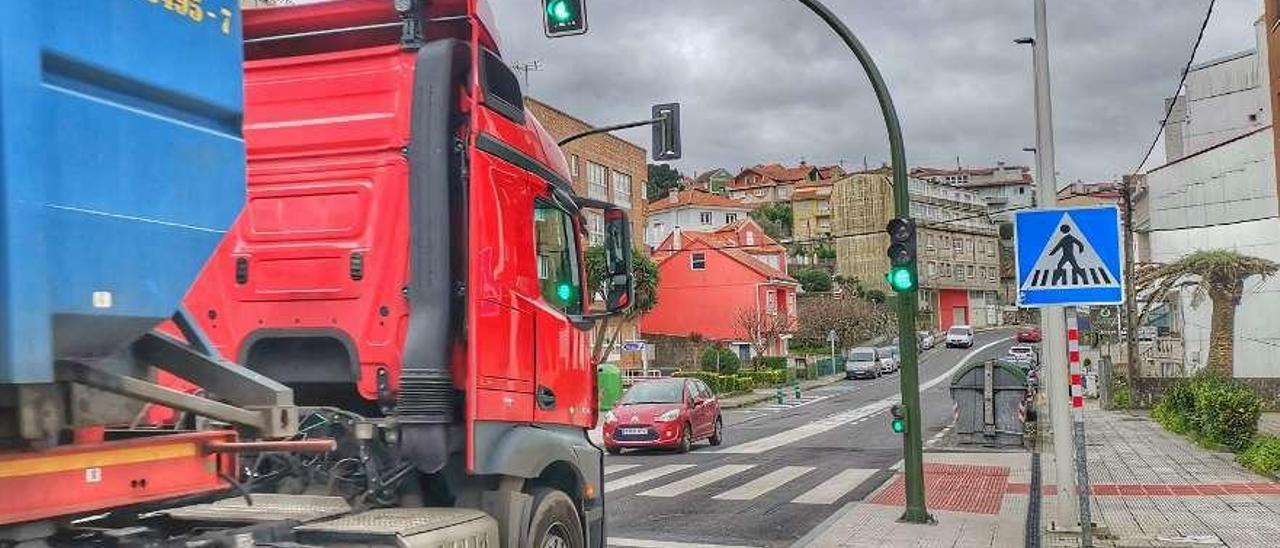 Semáforo instalado en Loureiro dentro del plan de mejora de la seguridad viaria. // Santos Álvarez