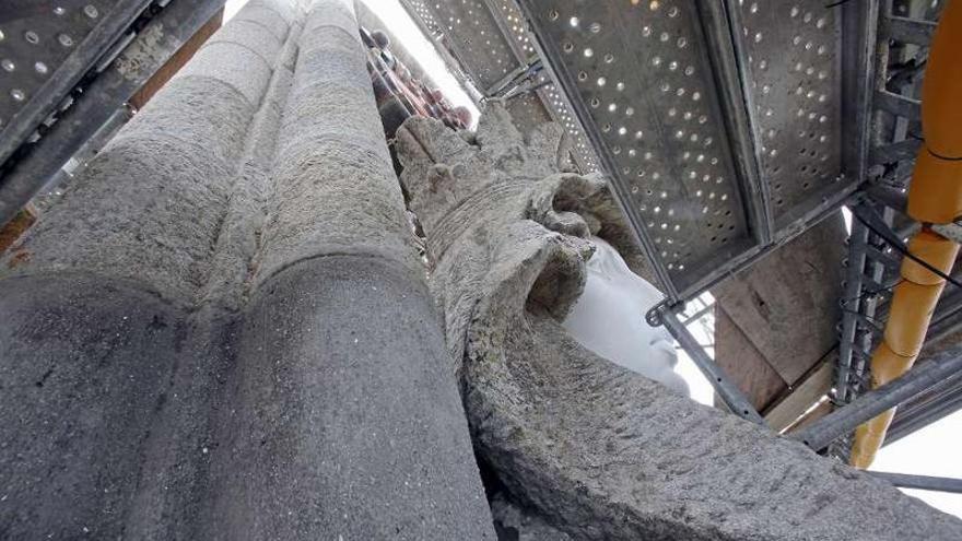 Las grietas obligaron a sustituir la cantería en granito del arco que corona la escultura.