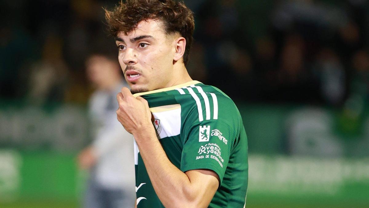 Osama El Goumiri, durante el partido del Cacereño ante el Racing Ferrol.