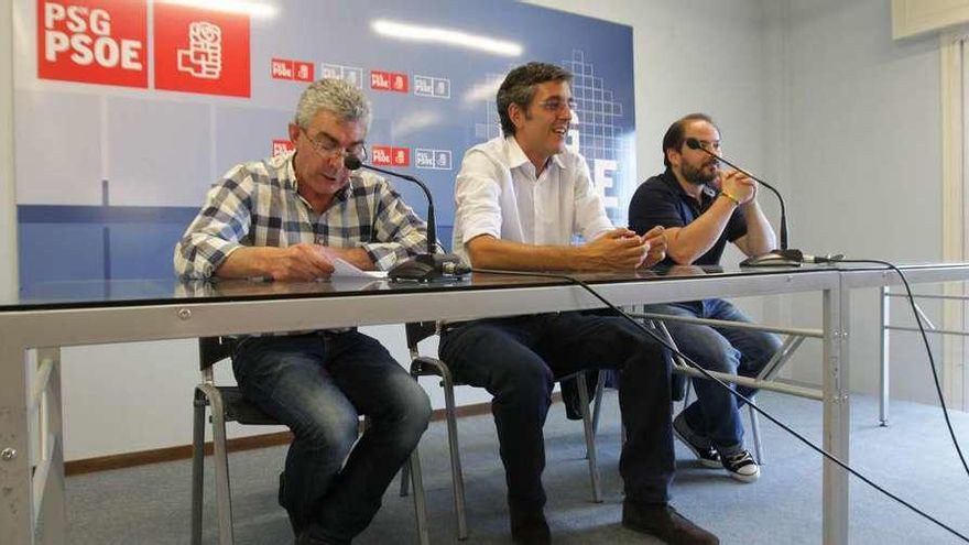 Eduardo Madina (centro), en un acto con militantes en Ourense. // Jesús Regal