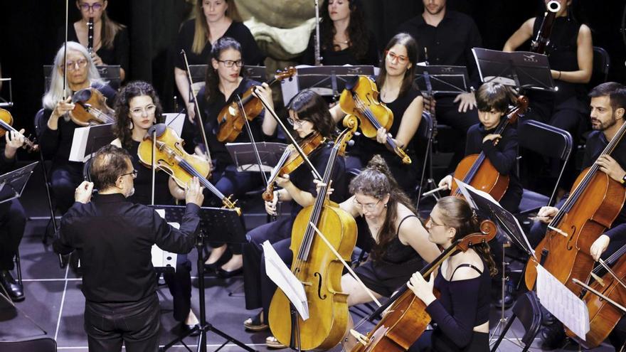Actuación de la Orquesta de Cámara de Siero, dirigida por Manuel Paz.