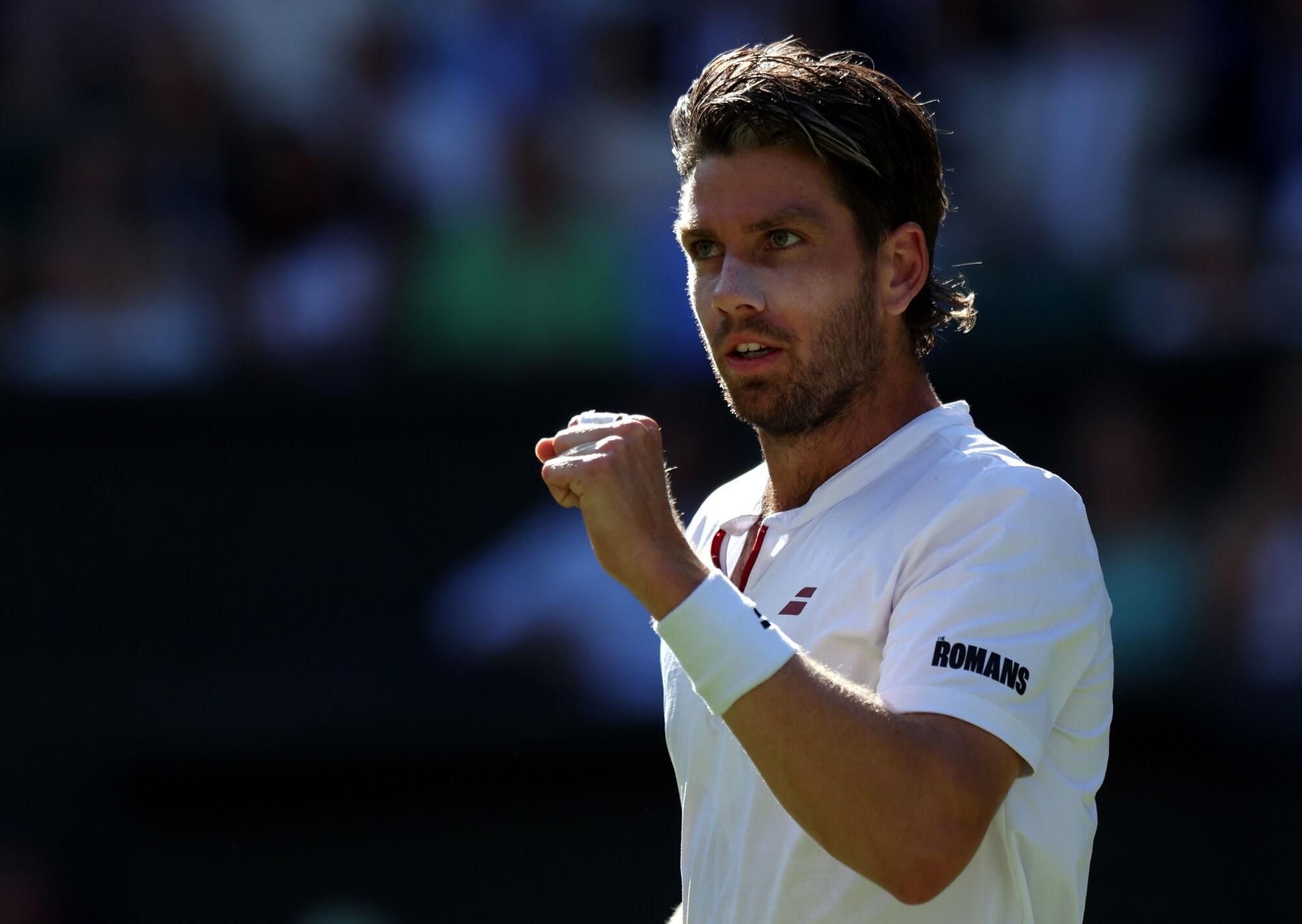Wimbledon (United Kingdom), 08/07/2025.- Cameron Norrie of Britain reacts during the Men's quarterfinal match against Carlos Alcaraz of Spain at the Wimbledon Championships, Wimbledon, Britain, 08 July 2025. (Tenis, España, Reino Unido) EFE/EPA/NEIL HALL EDITORIAL USE ONLY. EDITORIAL USE ONLY