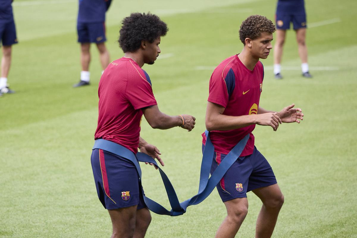 Karim Adeyemi y Hamza Abdelkarim, en un entrenamiento del Barça en St. George's Park, Birmingham.