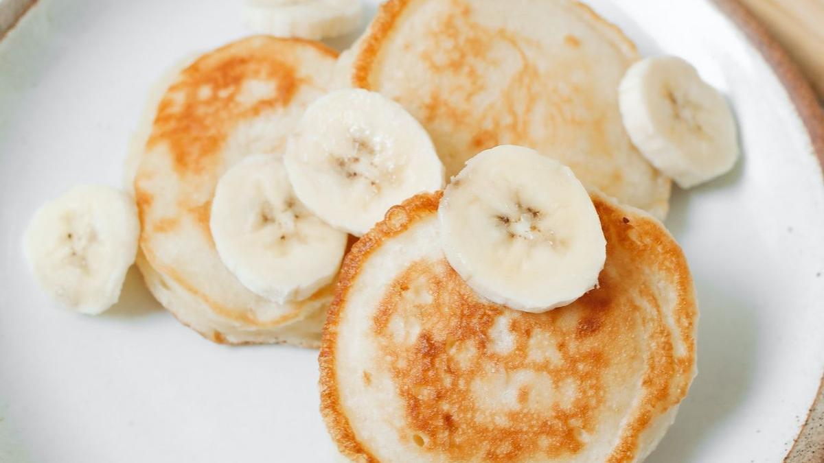 Tortitas de plátano con fruta fresca.