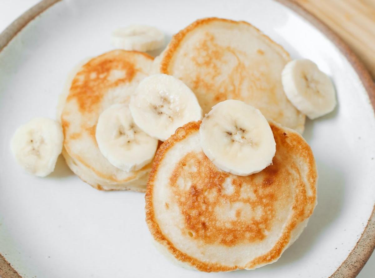 Tortitas de plátano con fruta fresca.