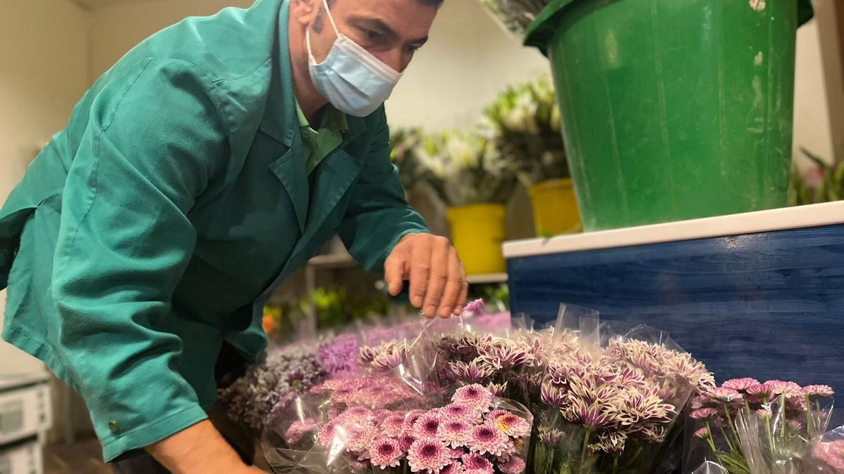 Avelino Vallina, en su floristería