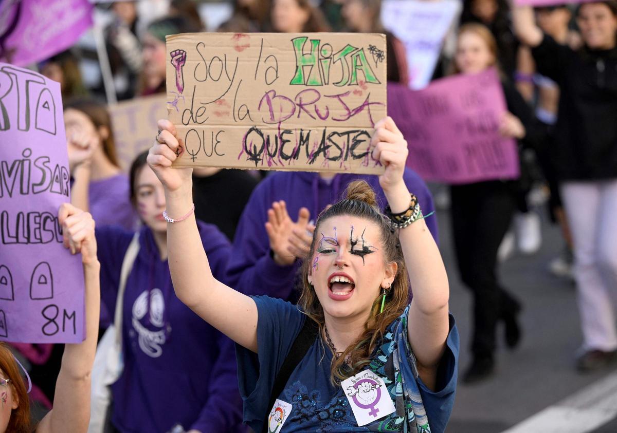 Estudiantes se manifiestan en Barcelona por el 8M