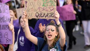 Estudiantes se manifiestan en Barcelona por el 8M