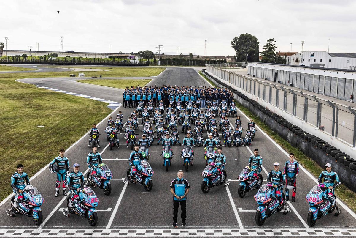 Jorge Martínez Aspar, en Guadassuar con los pilotos de su estructura.