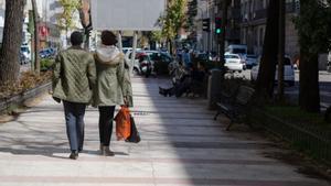 Archivo - Parejas, calle, gente, pasear, paseando, compras, centro de Madrid, amor, compra, comprar, compras, caminar, caminando, andar