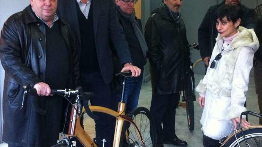 Besteiro, segundo por la izquierda, en un acto en Verín con Mañá, centro. // FdV