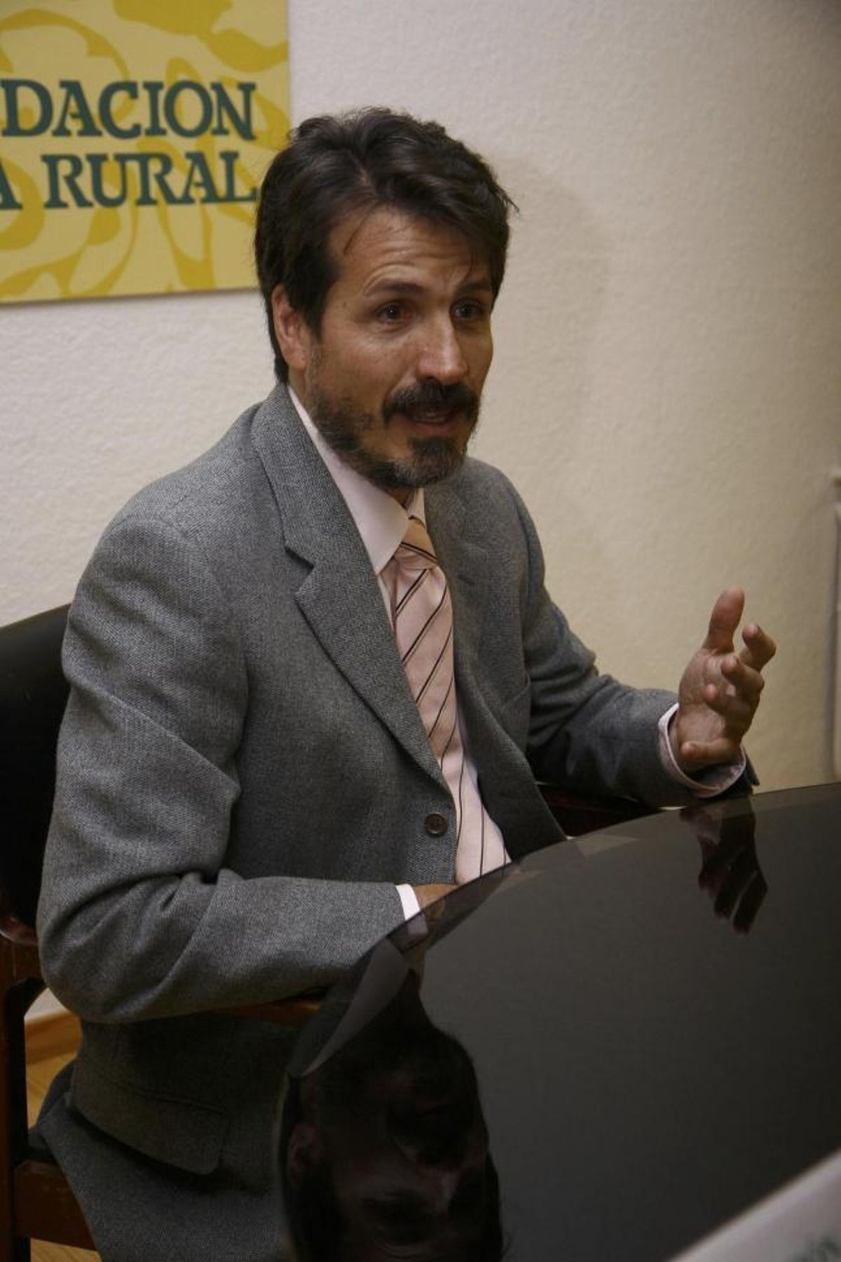 El facultativo José Miguel Gaona antes de su conferencia.