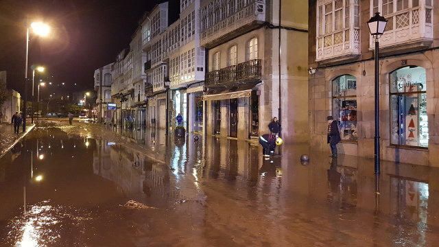 La brutal tromba de agua que sacudió ayer noche a Viveiro se cobra una fallecida y cuantiosos daños materiales.