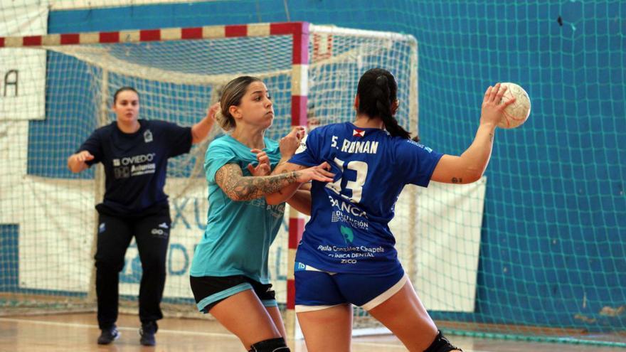 El Lobas Oviedo Balonmano Femenino afina su sistema de contención y gana al Carballal