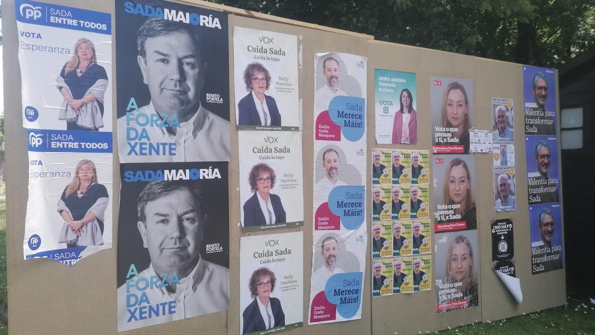 Carteles de los candidatos a la Alcaldía en Sada