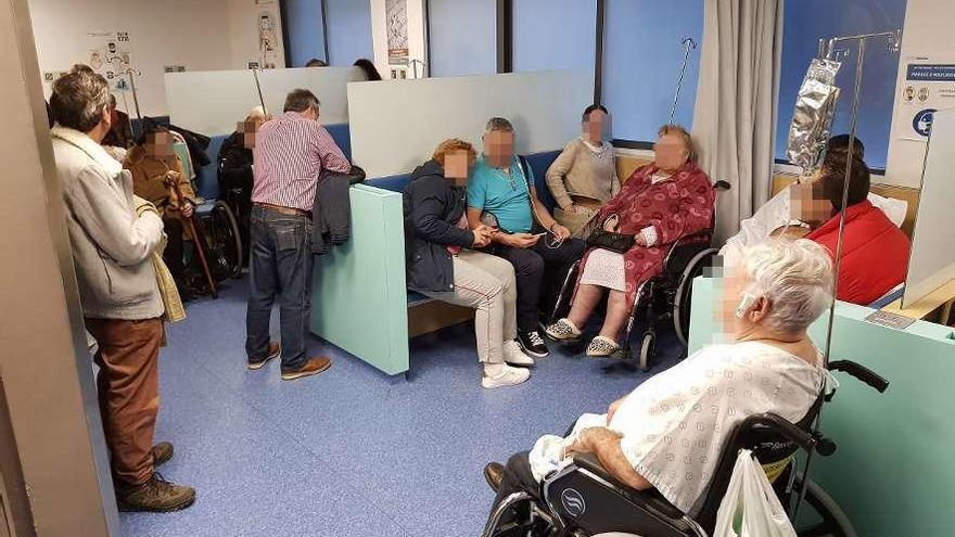 Pacientes aguardando en una de las salas de espera del Hospital Montecelo estos días. // FdV