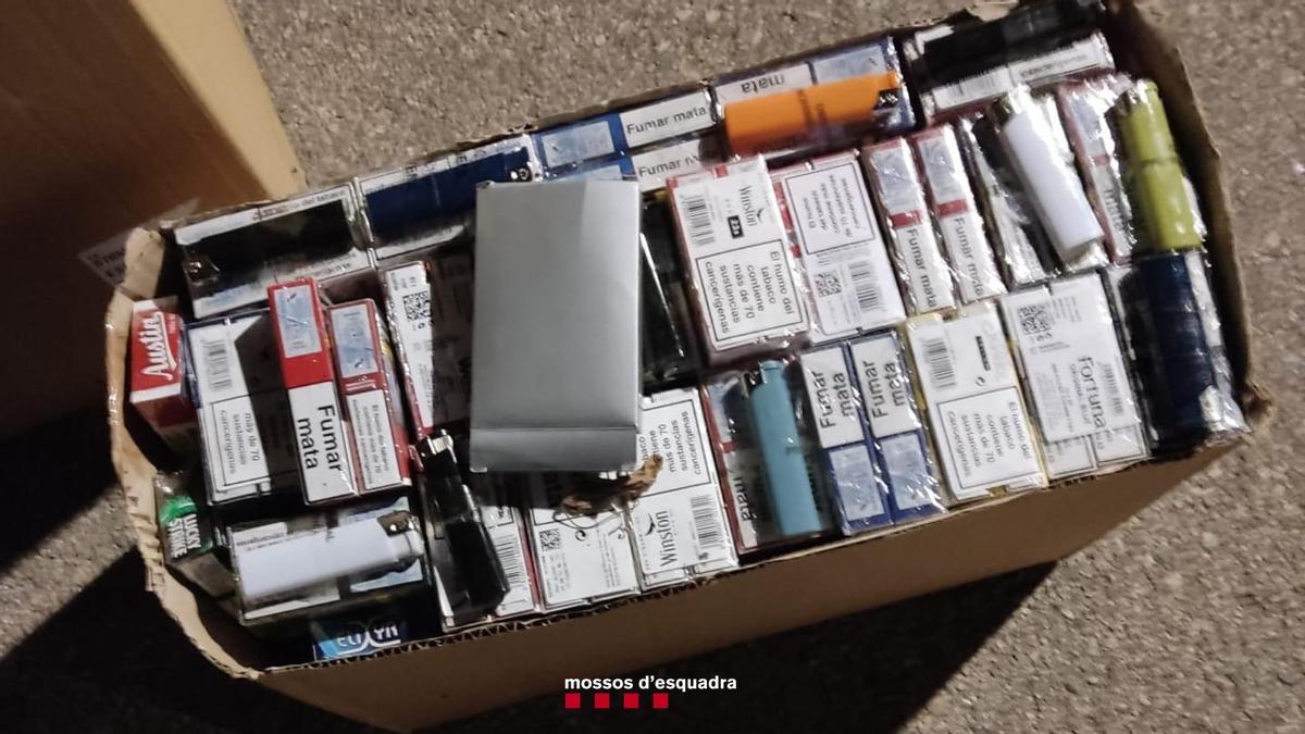 Un de les caixes recuperades pels Mossos amb tabac