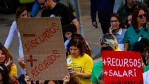 Milers de professors i famílies surten al carrer a Barcelona "per dir prou"