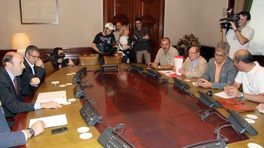 Rubalcaba, a la izquierda, en la reunión con los representantes de los sindicatos mineros.