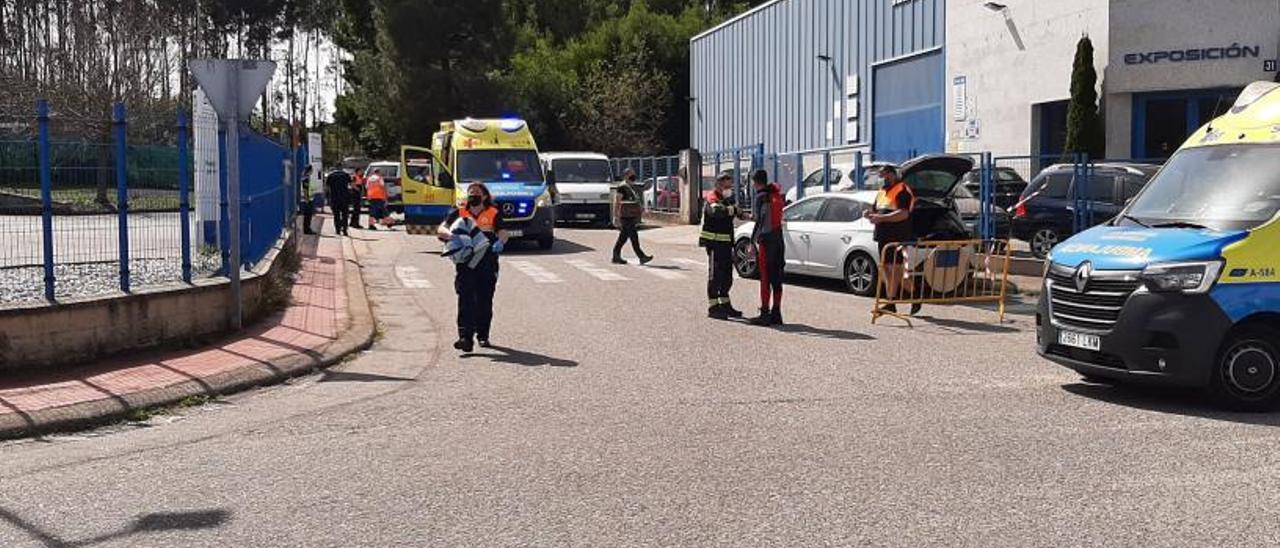 El dispositivo de emergencias ayer en el polígono industrial de Castiñeiras. |  // GONZALO NÚÑEZ