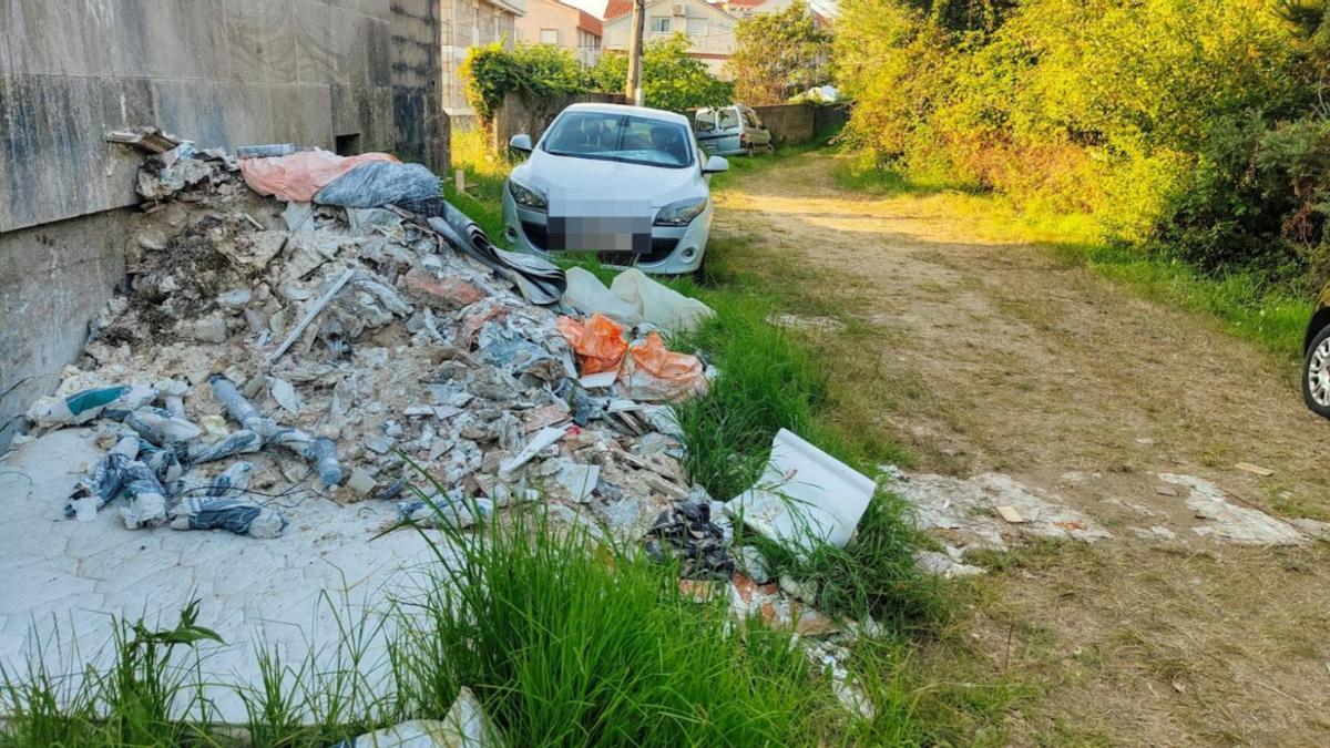 Restos de basura y obra en Playa América a los pies de un hotel Restos de basura y obra en Playa América a los pies de un hotel
