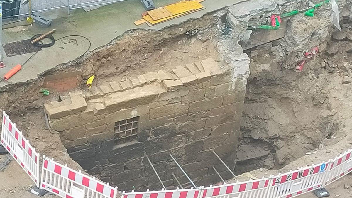 Detalle de los restos de la construcción hallada a raíz de las obras del túnel en Porta do Sol. / FDV