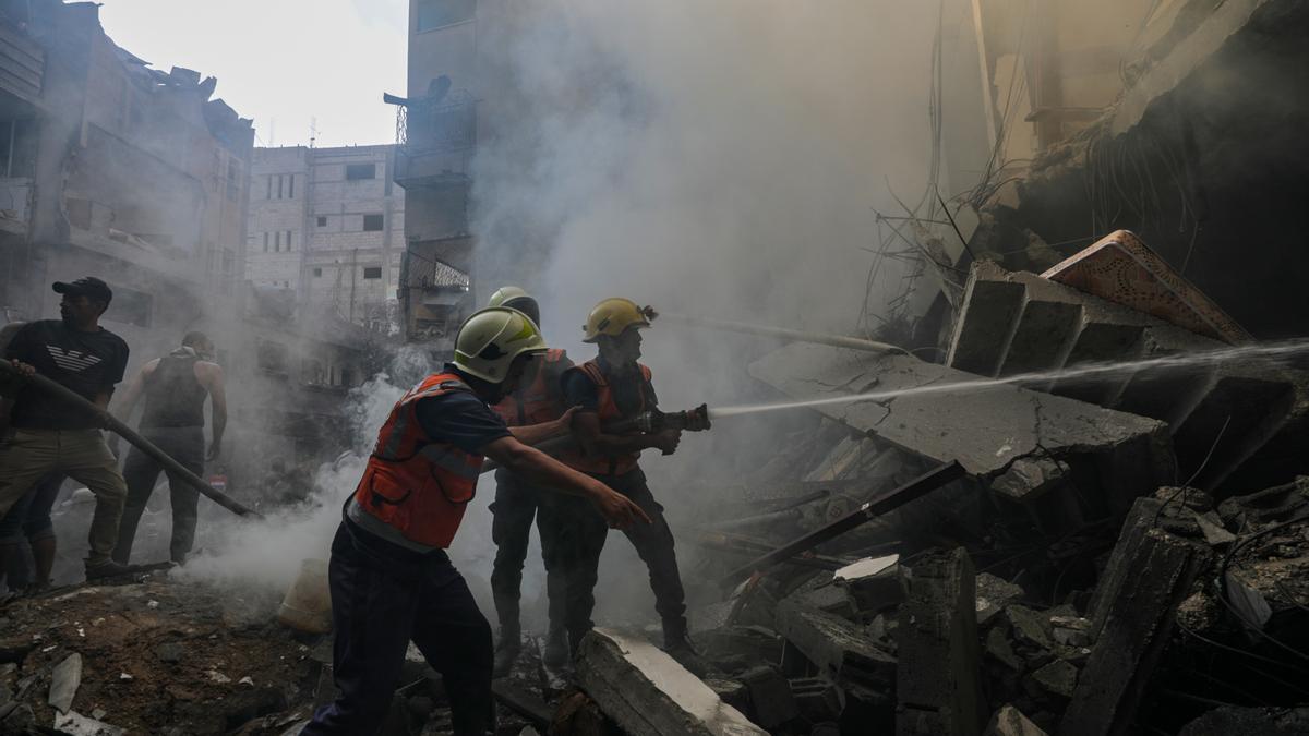 Bomberos trabajan para sofocar un fuego tars un ataque de Israel sobre Gaza.