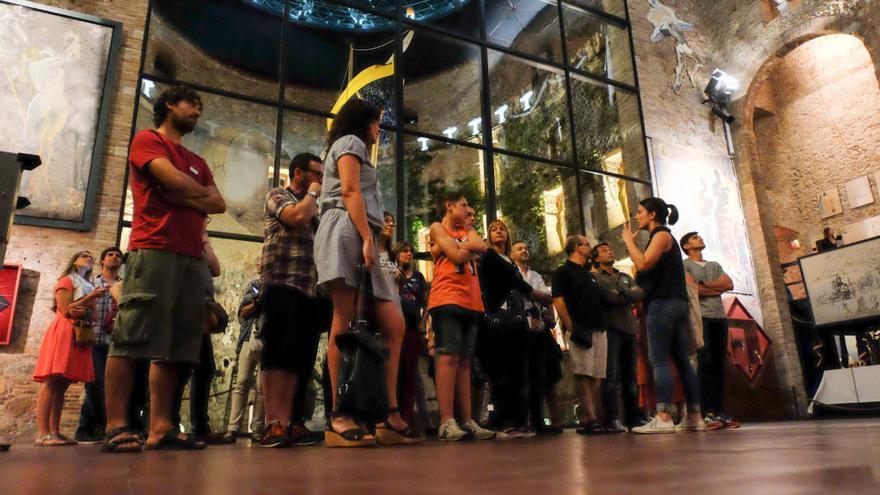 Visitants dins del Teatre-Museu Dalí.