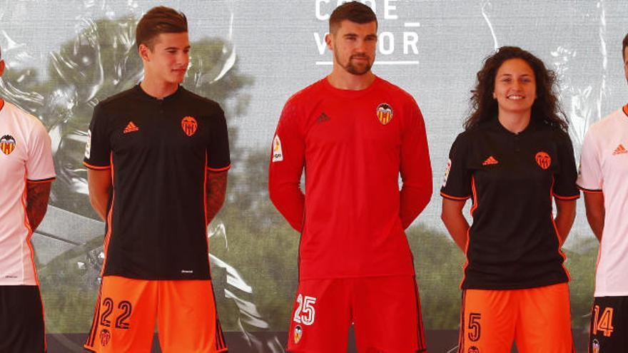 Blanco, negro y naranja, colores de las nuevas camisetas - Superdeporte