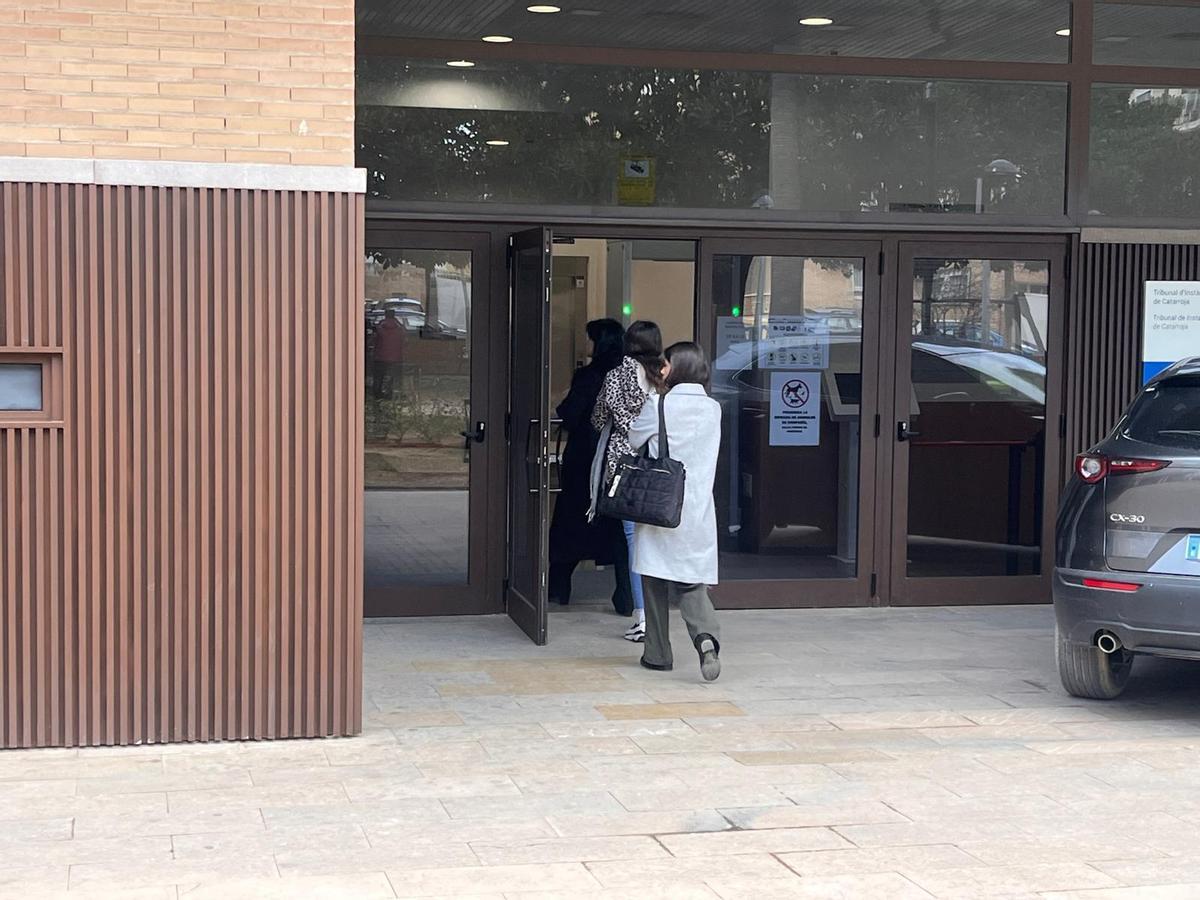 La mujer del detenido por matar de un tiro a su vecino en Catarroja durante su llegada a los juzgados de Catarroja, este martes.