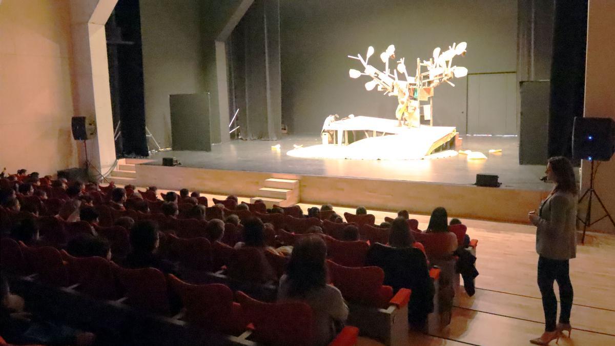 Parte del alumnado que ha participado en esta actividad, en el nuevo auditorio del Centro Cultural.