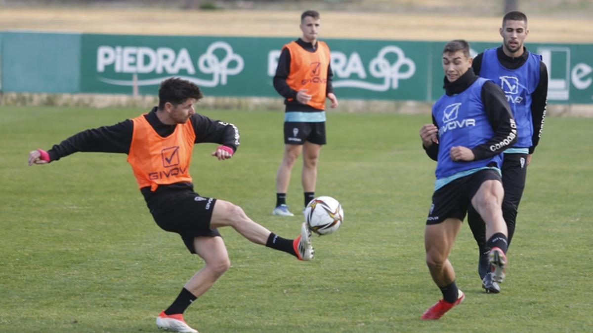 Javi Flores y Adrián Fuentes en una acción del entrenamiento de hoy del Córdoba CF en la Ciudad Deportiva.