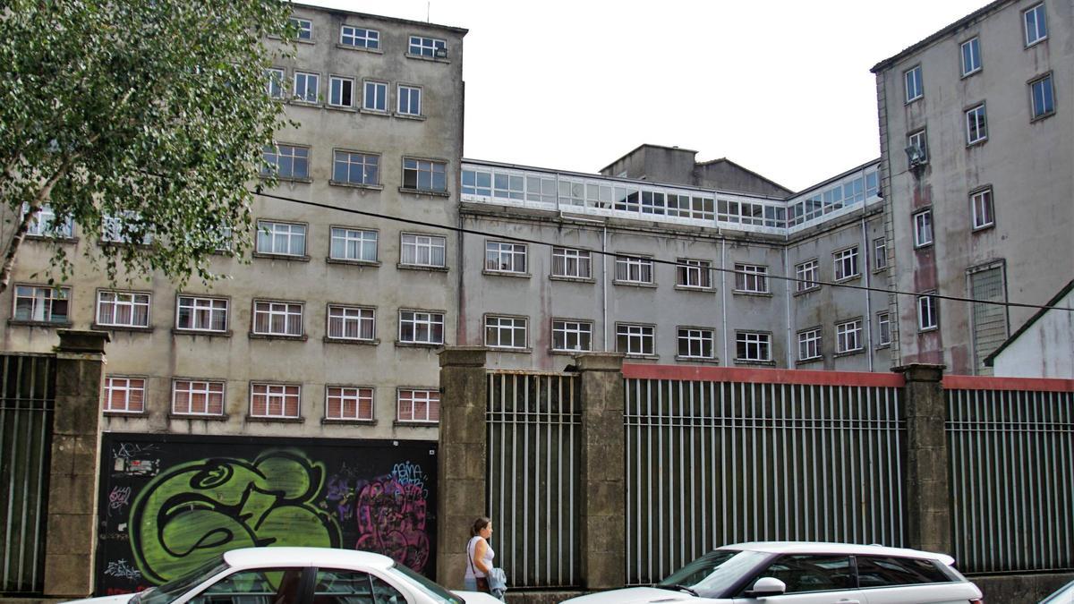 Estado actual del antiguo colegio Peleteiro situado en el Ensanche de Santiago