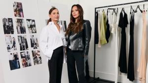 Justicia Ruano, directora de producto de Mango, junto a la diseñadora Victoria Beckham.